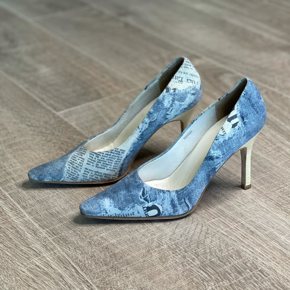 PELLE MODA Blue Cream Suede Newspaper Print Pumps Women's Size 6